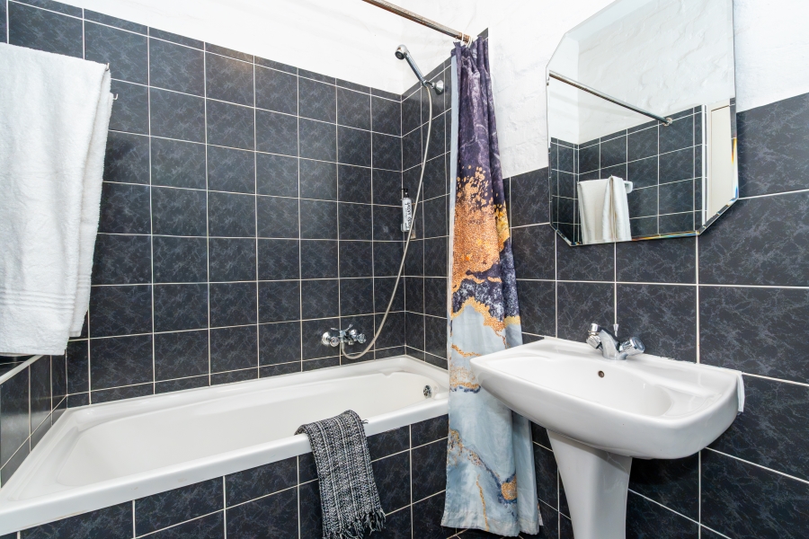 6 Bedroom Property for Sale in Middedorp Western Cape
